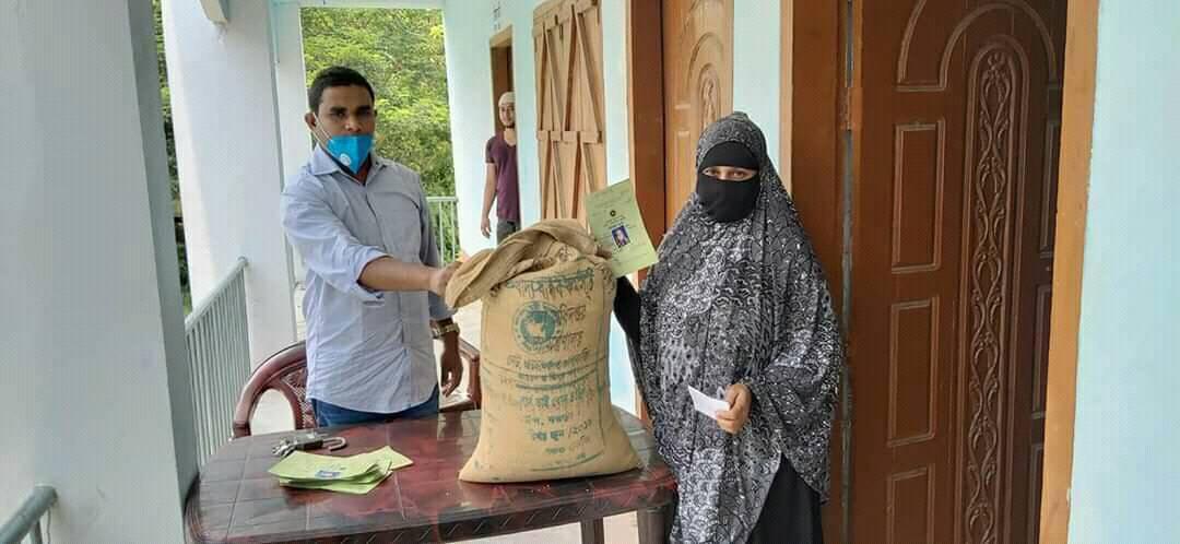 ১০৮ জনকে চাল বিতরন করেন চেয়ারম্যান আলিমুর রাজী টিটু