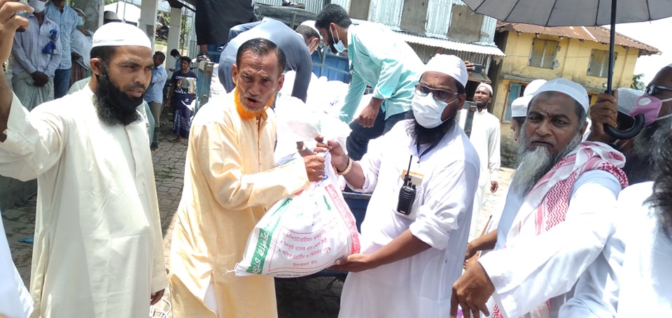 পায়রাবন্দরে আম্পানে ক্ষতিগ্রস্তের মাঝে ইকরামুল মুসলিমীনের ত্রাণ বিতরণ