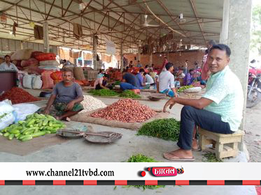 সৈয়দপুরে সবজি চড়া দামে বিক্রি,দিশেহারা নিম্ন আয়ের মানুষ,মনিটরিং এ নেই কেউ,ভরসা ডাল ও ডিমে।