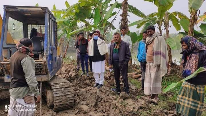 লালপুরে অবৈধ পুকুর খনন বন্ধ করলেন উপজেলা চেয়ারম্যান ইসাহাক