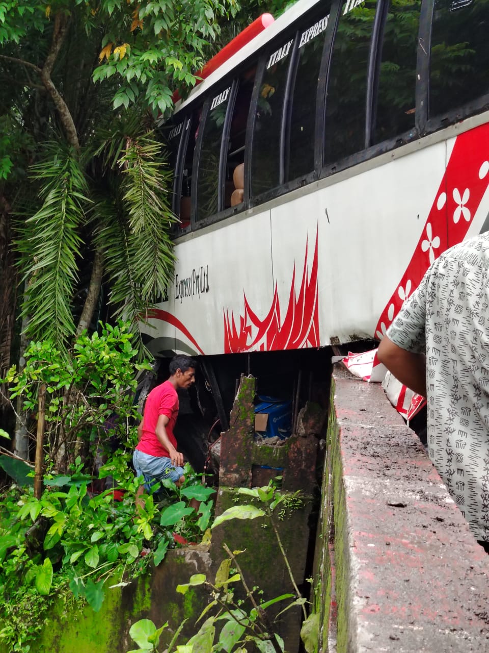 রাজাপুরে নিয়ন্ত্রণ হারিয়ে বাস দুর্ঘটনায় আহত ১০