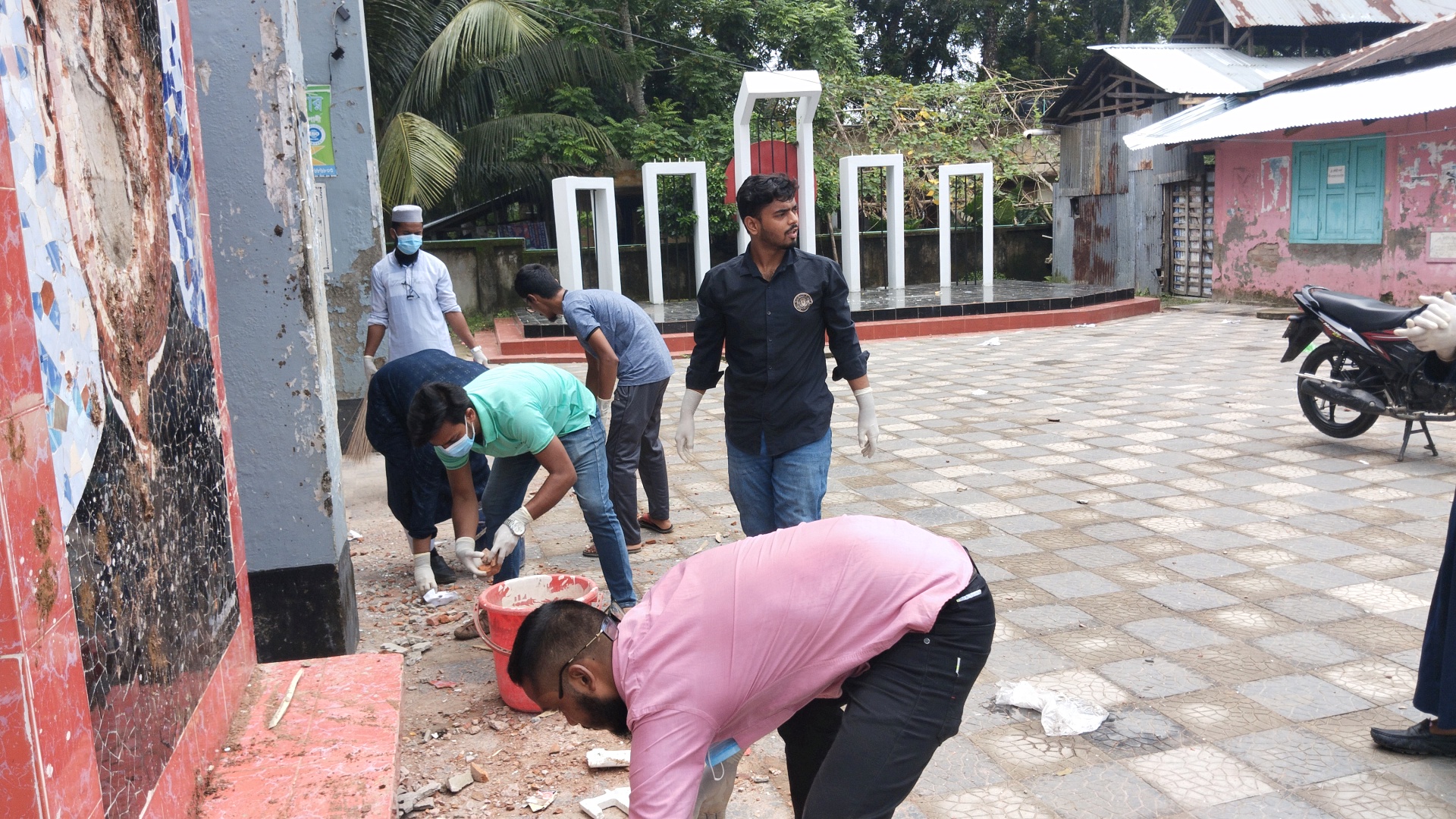 ঝালকাঠিতে সড়ক পরিষ্কার করছে আন্দোলনরত শিক্ষার্থীরা