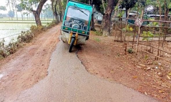 আওয়ামী লীগ সরকারের ১৬ বছরের উন্নয়ন ভাঙ্গা রাস্তা নিয়ে সর্বত্র সমালোচনা নেত্রকোনায়