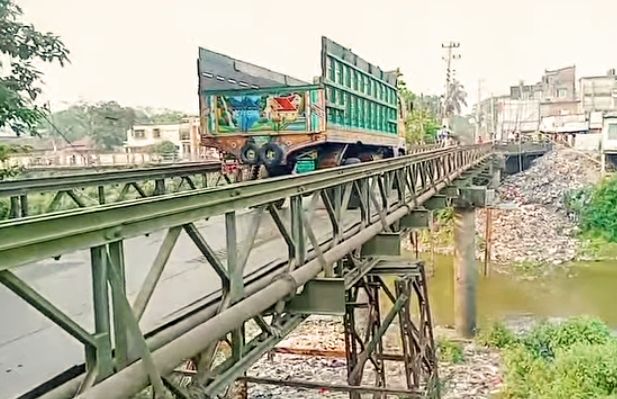 নেত্রকোনায় থানার সামনে ঝুঁকিপূর্ণ বেইলি ব্রিজেই চলছে যানবাহন, দুর্ঘটনার আশঙ্কা