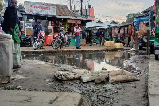 নেত্রকোনার পূর্বধলায় সামান্য বৃষ্টি হলেই হাঁটু পানি, জনসাধারণের দুর্ভোগ চরমে