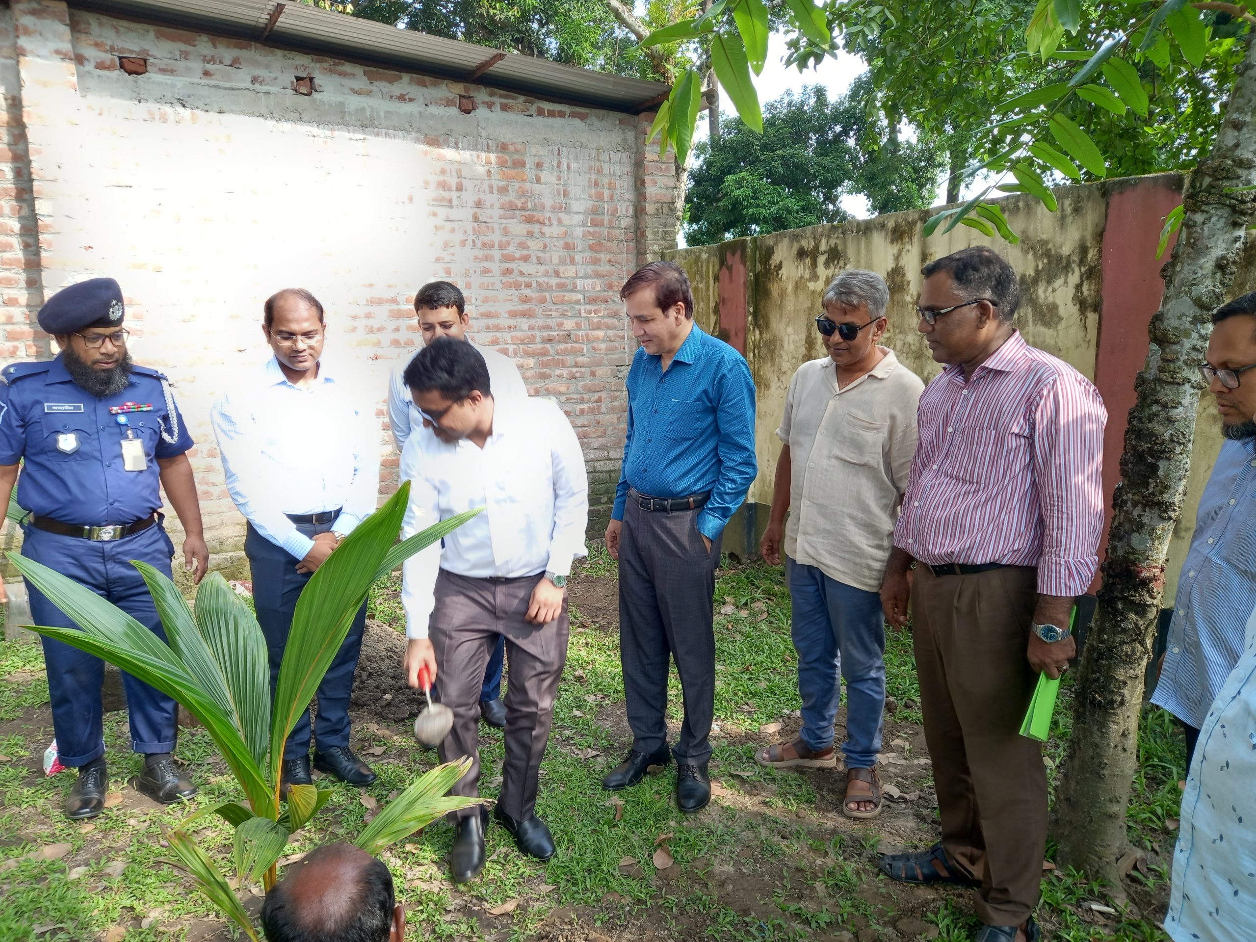 জলঢাকায় ভুমি অফিস পরিদর্শন করেন বিভাগীয় কমিশনার