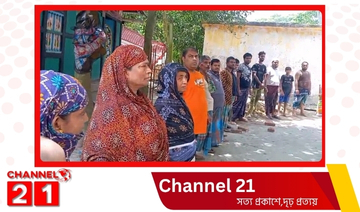 কচুয়ায় সরকারি দেয়াল নির্মাণ করে রাস্তা বন্ধ,বিকল্প রাস্তার দাবিতে এলাকাবাসীর মানববন্ধন 